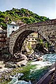 Val d'Aosta - Il ponte romano sul torrente Lys e la porta d'accesso a Pont-Saint-Martin 